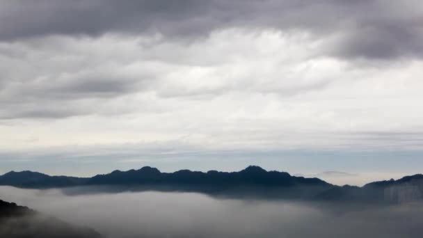 Πάροδο του χρόνου. Μετακίνηση σύννεφα στα βουνά — Αρχείο Βίντεο