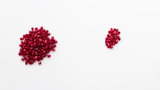 Time lapse. Pomegranate heart on a white background — ストック動画