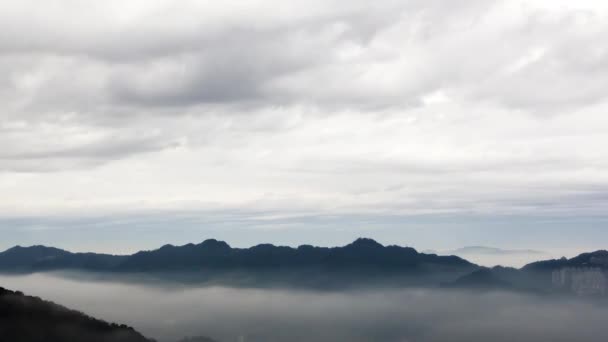 Temps écoulé. Nuages mouvants dans les montagnes 