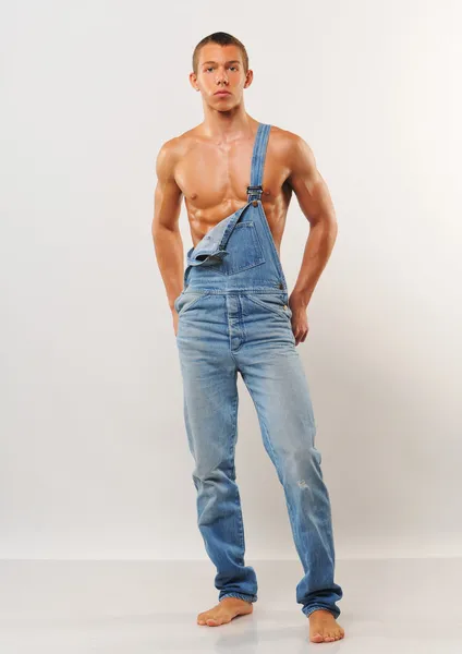 Modell in Jeans — Stockfoto