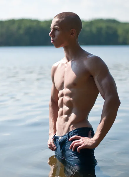 Modelo en el lago —  Fotos de Stock