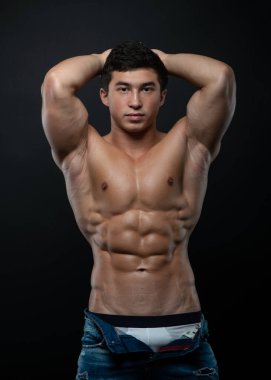 Stüdyoda fitness erkek modeli