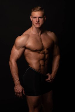 Stüdyoda fitness erkek modeli