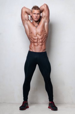 Stüdyoda fitness erkek modeli