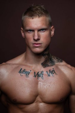 Stüdyoda poz veren kaslı adamın portresi.