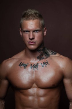 Stüdyoda poz veren kaslı adamın portresi.