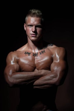 Stüdyoda fitness erkek modeli