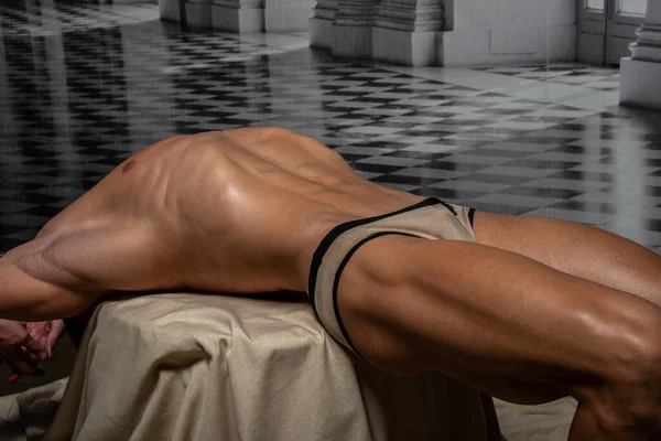 6パックと筋肉質の男性の胴 — ストック写真