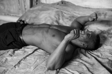 Stüdyoda fitness erkek modeli