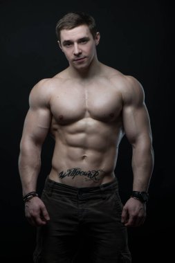 Stüdyoda fitness erkek modeli