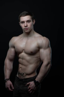 Stüdyoda fitness erkek modeli