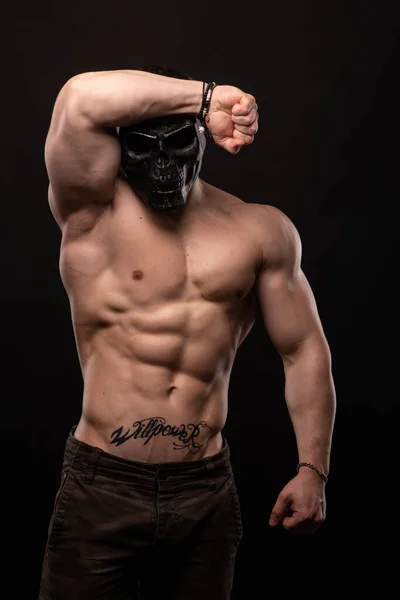 Bodybuilder Posing Skull Mask — Stock Photo, Image