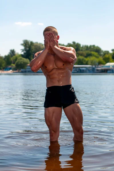 湖にポーズをとる筋肉質の男性モデル — ストック写真
