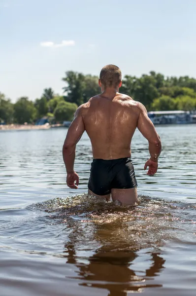 Muscled Male Model Posing Lake — Stock Photo, Image