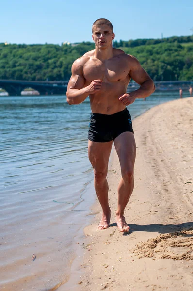 Göl Kenarında Poz Veren Kaslı Erkek Model — Stok fotoğraf
