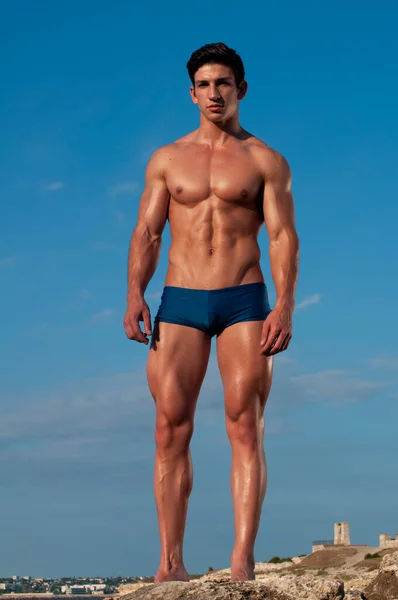 Svalnatý Mužský Model Pózující Pláži — Stock fotografie