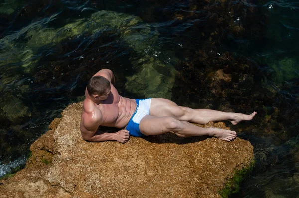 Fitness Männliches Modell Auf Den Felsen Meer — Stockfoto