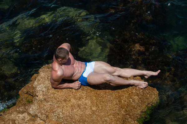 Modèle Masculin Fitness Sur Les Rochers Mer — Photo