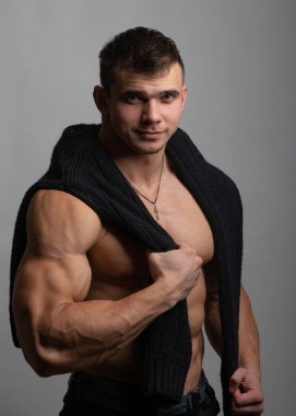 Stüdyoda fitness erkek modeli