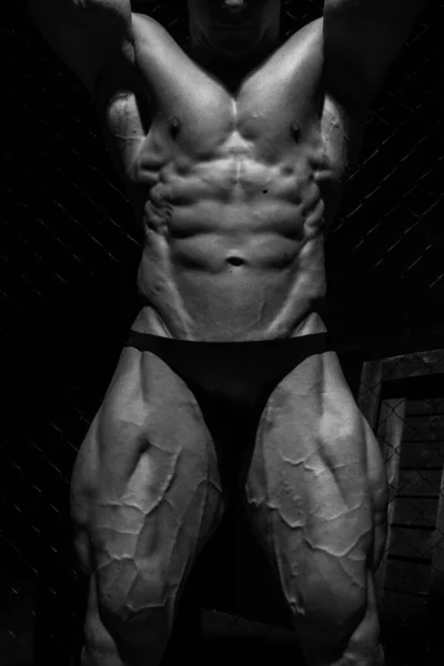 在孤立的背景下有肌肉的男性腿 — 图库照片