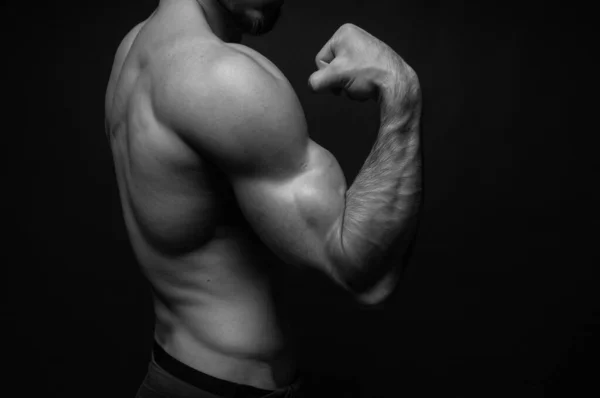 Muskelmuskulös Manlig Modell Som Spänner Biceps — Stockfoto