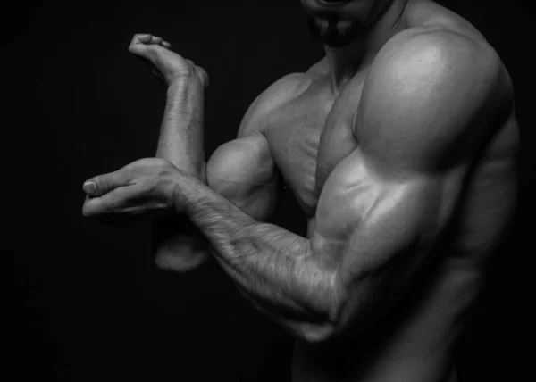 Modelo Masculino Musculoso Flexionando Bíceps —  Fotos de Stock