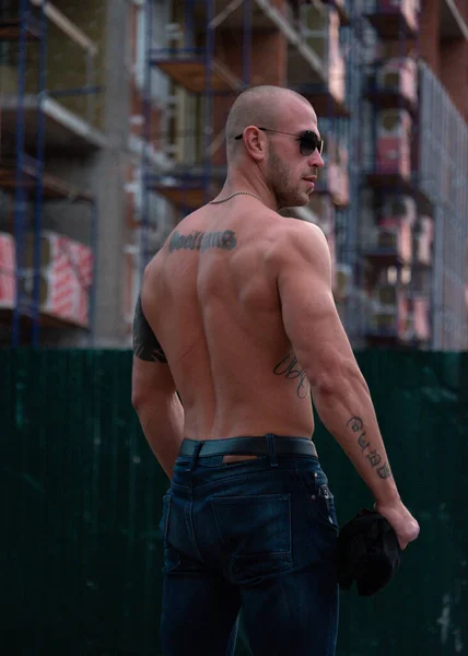 Muscled Male Model Showing His Back — Stock Photo, Image