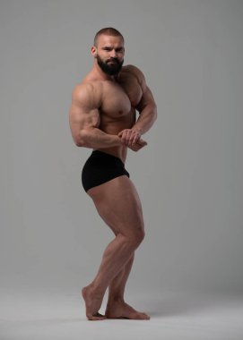 Stüdyoda fitness erkek modeli