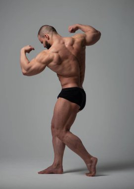 Stüdyoda fitness erkek modeli