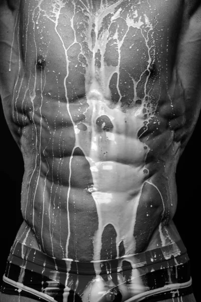 Язиста Чоловіча Модель Краплями Молока Його Тулуб — стокове фото