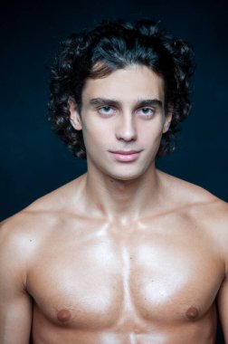 Stüdyoda poz veren kaslı adamın portresi.