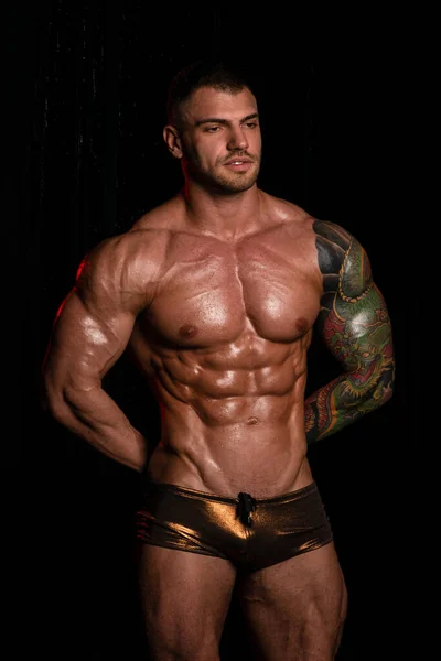 Muskulöses Männliches Modell Mit Wassertropfen — Stockfoto