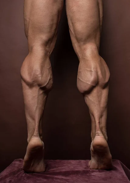 Musculado Pernas Masculinas Fundo Isolado — Fotografia de Stock