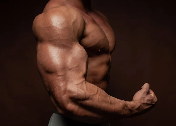Muscoloso Modello Maschile Mostrando Sua Mano — Foto Stock