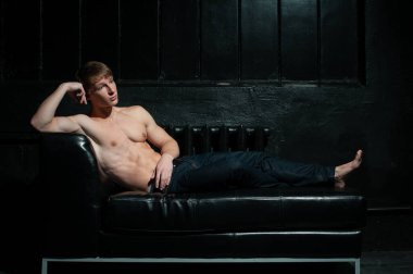 Stüdyoda fitness erkek modeli