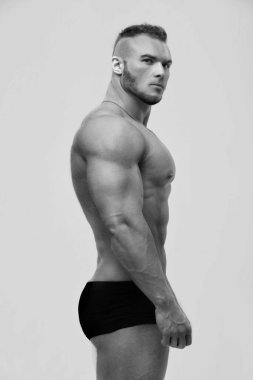 Stüdyoda fitness erkek modeli