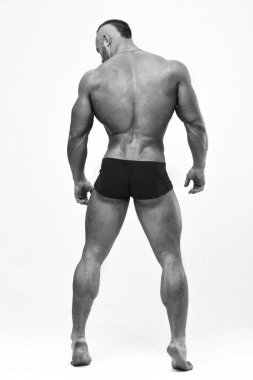Sırtını gösteren kaslı erkek model.