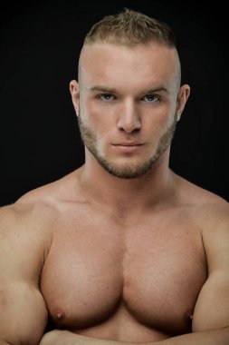 Stüdyoda poz veren kaslı adamın portresi.