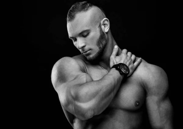 Porträtt Muskulös Man Poserar Studio — Stockfoto