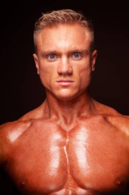 Stüdyoda poz veren kaslı adamın portresi.