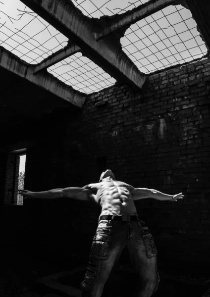 工業ビルの廃墟のフィットネス男性モデル — ストック写真
