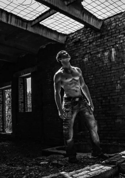 Fitness Male Model Ruins Industrial Building — Stock Photo, Image