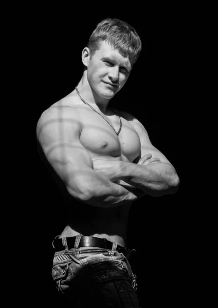 Fitness Mannelijk Model Ruïnes Van Industrieel Gebouw — Stockfoto