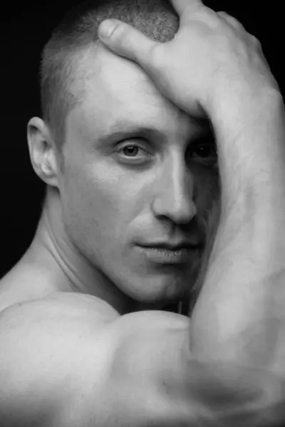 Retrato Homem Muscular Posando Estúdio Imagens Royalty-Free