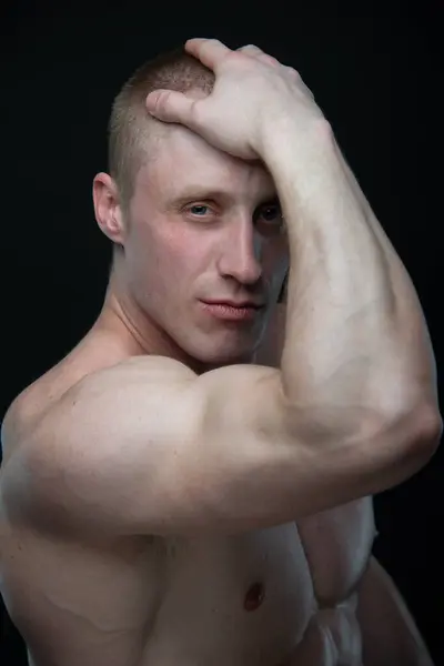 Retrato Homem Muscular Posando Estúdio Imagens Royalty-Free
