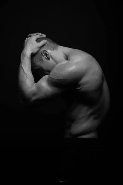 Muskulös Männlich Modell Vorführung Seine Rücken lizenzfreie Stockfotos
