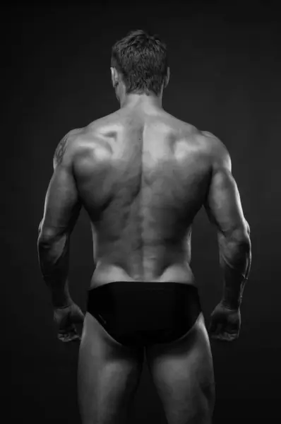 背中を示す筋肉質の男性モデル ストックフォト