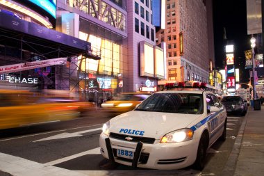 times square new york gece polis araba