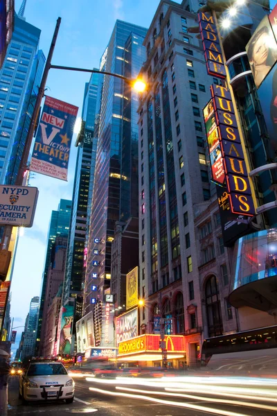 Coche de policía en Times Square Nueva York por la noche — Foto de Stock