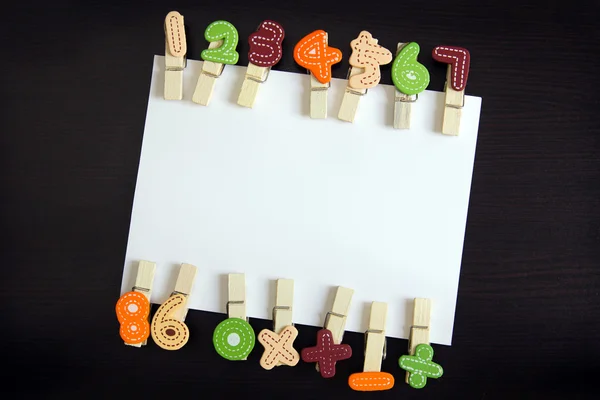 Beyaz kart ile clothespin — Stok fotoğraf